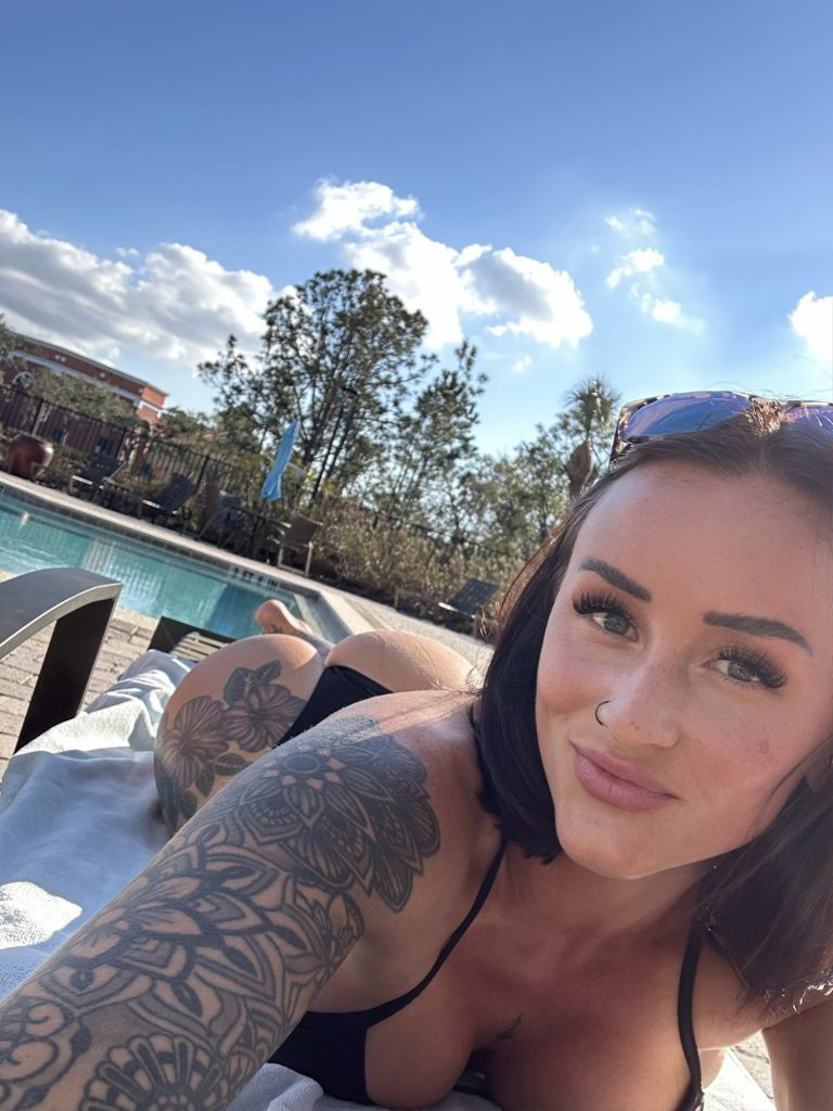 love thong bikinis, and I rarely wear panties ๐
Let's go fishing babe